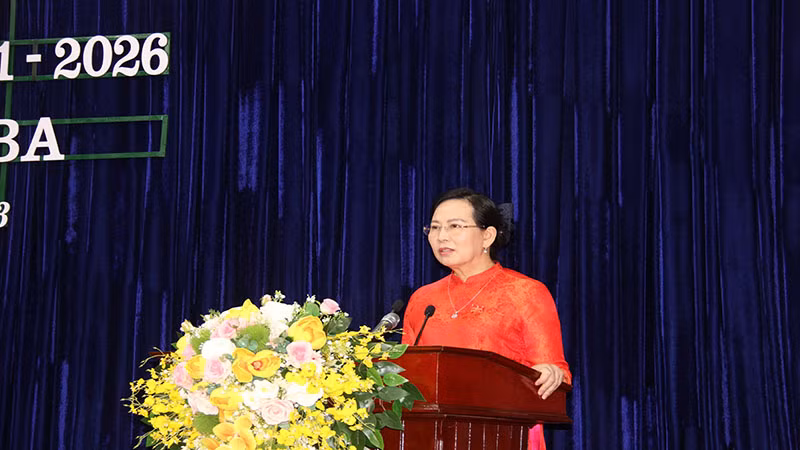 Đồng chí Lê Thị Thủy, Ủy viên Trung ương Đảng, Bí thư Tỉnh ủy, Chủ tịch Hội đồng nhân dân tỉnh Hà Nam phát biểu bế mạc phiên họp.