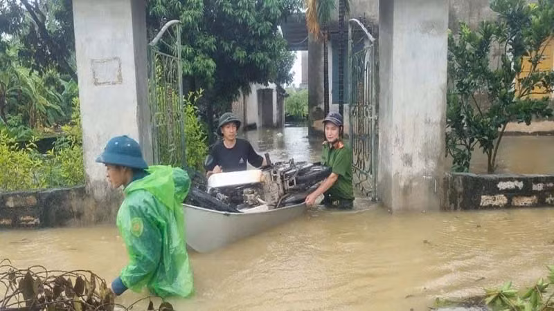 Các lực lượng vũ trang giúp nhân dân vùng lũ vận chuyển tài sản đến nơi an toàn.