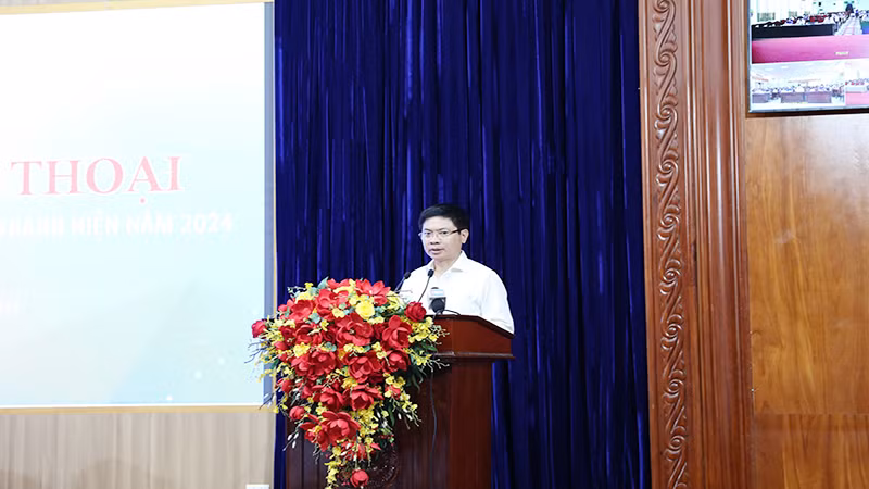 Đồng chí Trương Quốc Huy, Phó Bí thư Tỉnh ủy, Chủ tịch Ủy ban nhân dân tỉnh, Trưởng Đoàn Đại biểu Quốc hội tỉnh Hà Nam phát biểu tại hội nghị.