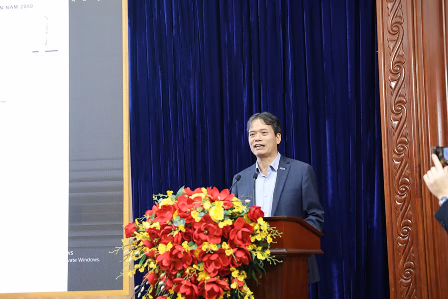 Giáo sư, Tiến sĩ Phạm Hồng Chương, Giám đốc Trường đại học Kinh tế quốc dân phát biểu tại hội nghị.