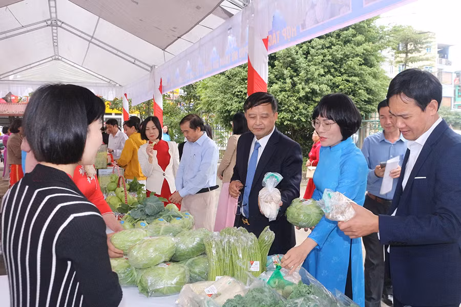 Các đại biểu tham quan gian trưng bày sản phẩm của các HTX.