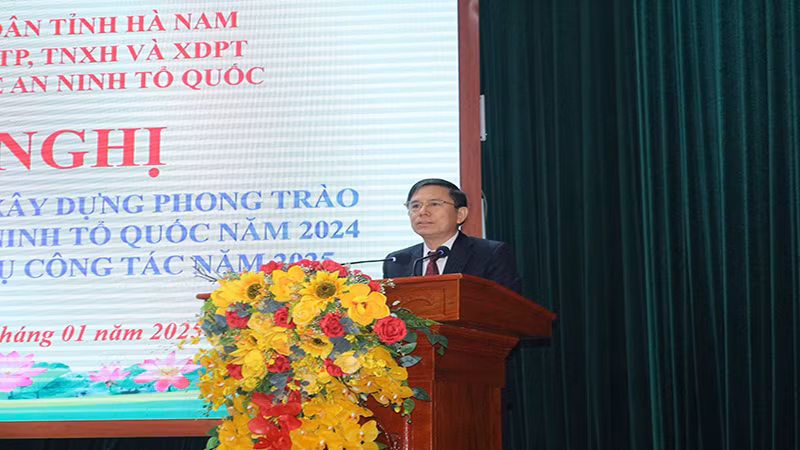 Đồng chí Trần Xuân Dưỡng, Phó Chủ tịch Ủy ban nhân dân tỉnh Hà Nam phát biểu chỉ đạo tại hội nghị.