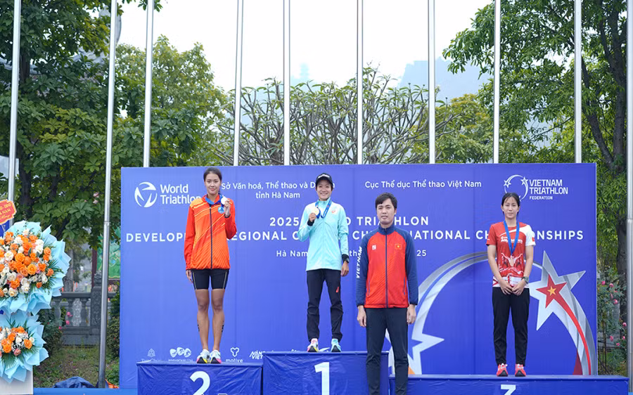 Trao giải cho các vận động viên đạt thành tích cao của nội dung Aquathlon Sprint cá nhân nữ (cự ly Bơi 500m-Chạy bộ 2,5km) giải Vô địch quốc gia.