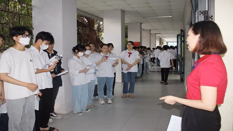 Cán bộ coi thi nhắc nhở thí sinh thực hiện nghiêm quy chế khi vào phòng thi.