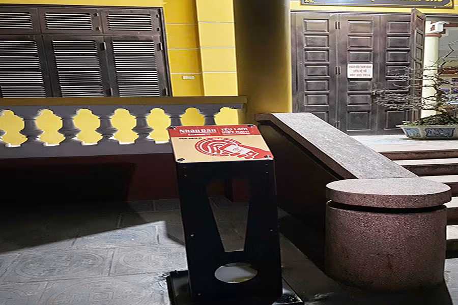 Bảng gắn chíp được lắp đặt tại Khu di tích Quốc gia-di tích Mộ và khu lưu niệm Nam Cao.