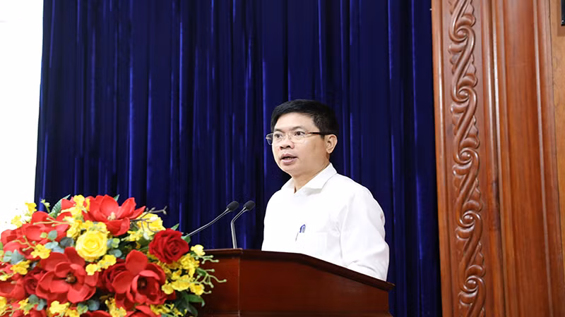 Đồng chí Trương Quốc Huy, Chủ tịch Ủy ban nhân dân, Trưởng đoàn Đại biểu Quốc hội tỉnh Hà Nam phát biểu tại hội nghị.