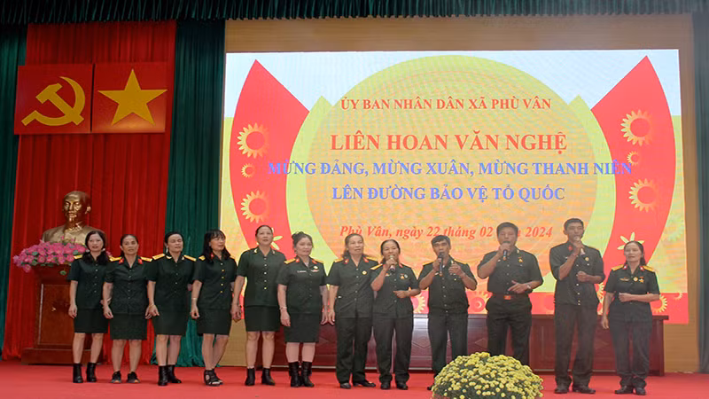 Tiết mục văn nghệ mừng thanh niên lên đường bảo vệ tổ quốc của xã Phù Vân, thành phố Phủ Lý.