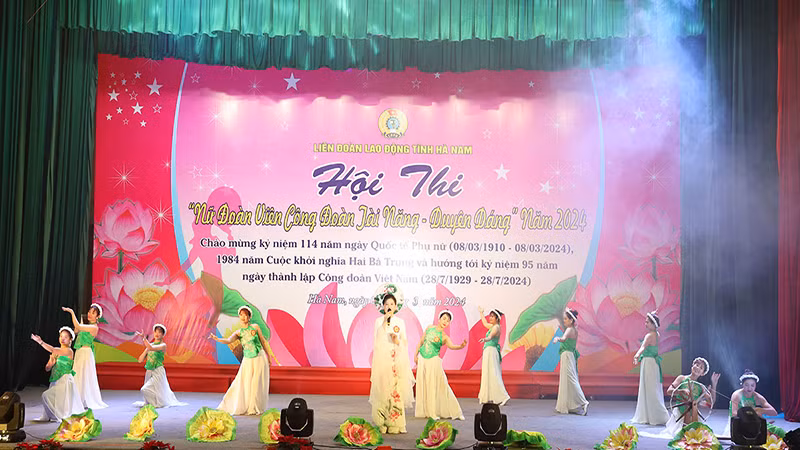 Một số phần thi chào hỏi của các đội tham dự hội thi.