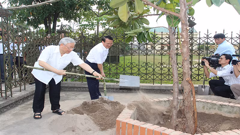 Tổng Bí thư Nguyễn Phú Trọng trồng cây lưu niệm tại xã Vũ Bản, huyện Bình Lục.