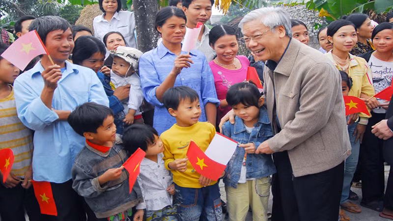 Chủ tịch Quốc hội Nguyễn Phú Trọng thăm nhân dân thôn Đồng Phú xã Liên Sơn năm 2008.