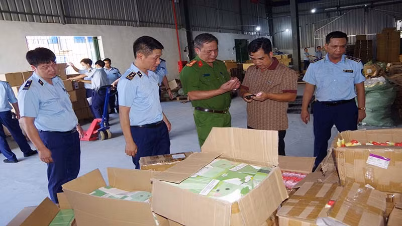 Lực lượng chức năng kiểm tra số thuốc lá điện tử không rõ nguồn gốc xuất xứ của công ty TNHH khoa học kỹ thuật Vĩnh Phát.