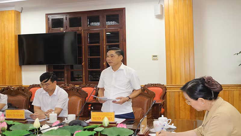 Các đại biểu thảo luận tại hội nghị.