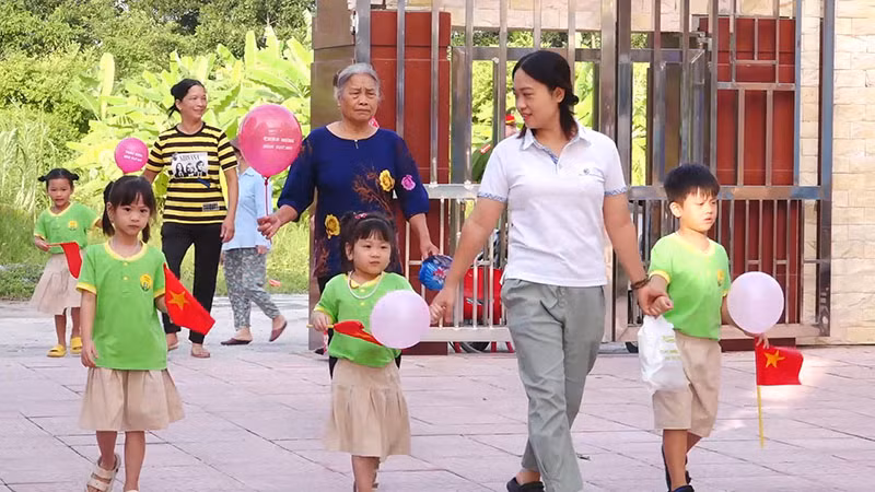 Ngày hội toàn dân đưa trẻ đến trường.