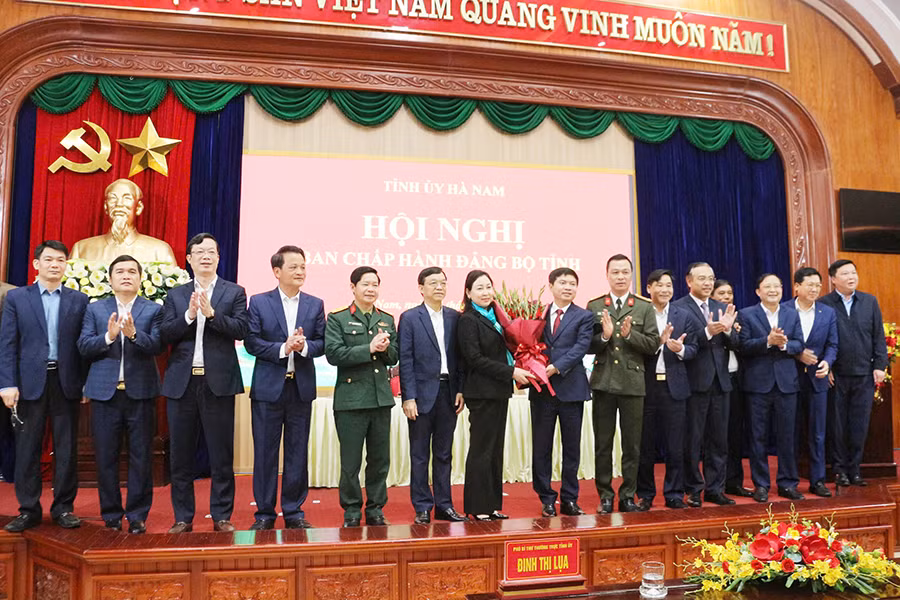 Các đồng chí trong Ban Thường vụ Tỉnh ủy, Thường trực Hội đồng nhân dân tỉnh, lãnh đạo Ủy ban nhân dân tỉnh, Đoàn Đại biểu Quốc hội tỉnh tặng hoa chúc mừng đồng chí Trương Quốc Huy được bầu giữ chức Bí thư Tỉnh ủy Hà Nam khóa XX, nhiệm kỳ 2020-2025.