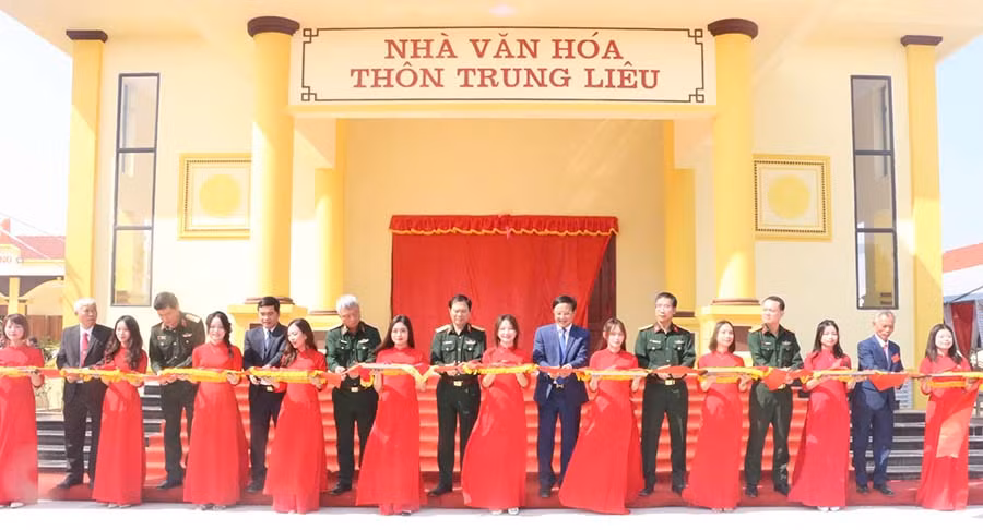 Các đại biểu cắt băng khánh thành Nhà văn hóa thôn Trung Liêu.