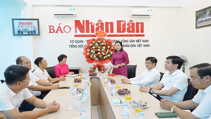 Phó Bí Thư Thường trực Tỉnh ủy Hà Nam Đinh Thị Lụa gửi lời chúc mừng tốt đẹp nhất đến cán bộ, phóng viên, nhân viên Báo Nhân Dân nhân dịp kỷ niệm 99 năm Ngày Báo chí cách mạng Việt Nam.