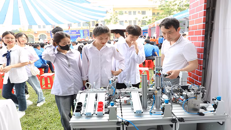 Các em học sinh, sinh viên tham gia Ngày hội tư vấn hướng nghiệp, tuyển sinh và giải quyết việc làm năm 2024.