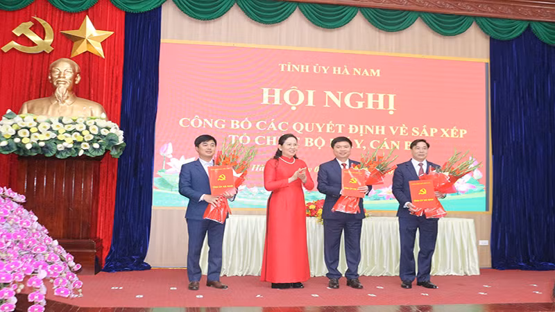 Đồng chí Bí thư Tỉnh ủy Hà Nam trao Quyết định và tặng hoa chúc mừng các đồng chí Bí thư và Phó Bí thư Đảng bộ Ủy ban nhân dân tỉnh.