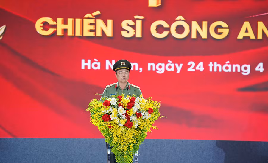 Đại tá Tô Anh Dũng, Ủy viên Ban Thường vụ Tỉnh ủy, Giám đốc Công an tỉnh phát biểu tại chương trình.