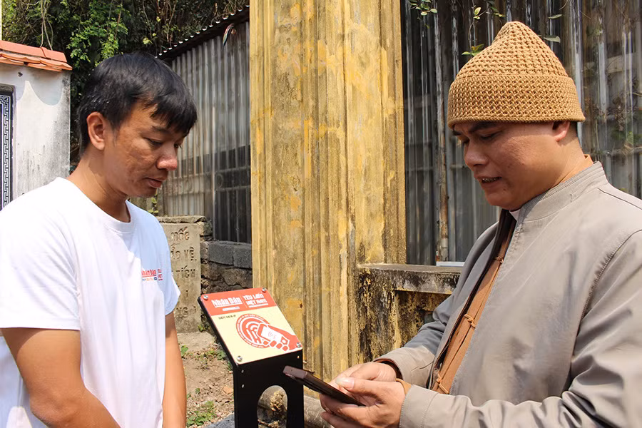 Bảng gắn chíp được lắp đặt tại Di tích quốc gia đặc biệt chùa Long Đọi Sơn.