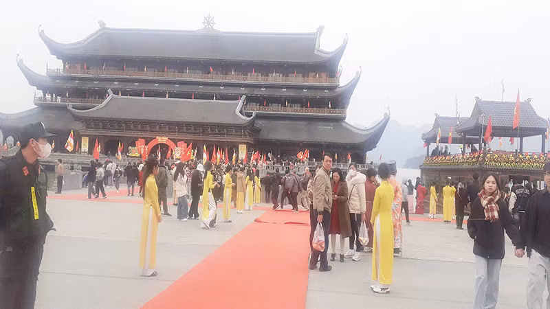 Đông đảo du khách thập phương đến dự lễ hội Xuân Tam Chúc. Đông đảo du khách thập phương đến dự lễ hội Xuân Tam Chúc.