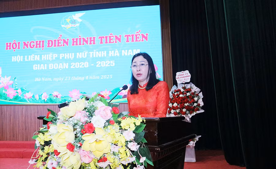 Đồng chí Đinh Thị Lụa, Phó Bí thư Thường trực Tỉnh ủy Hà Nam phát biểu tại hội nghị.