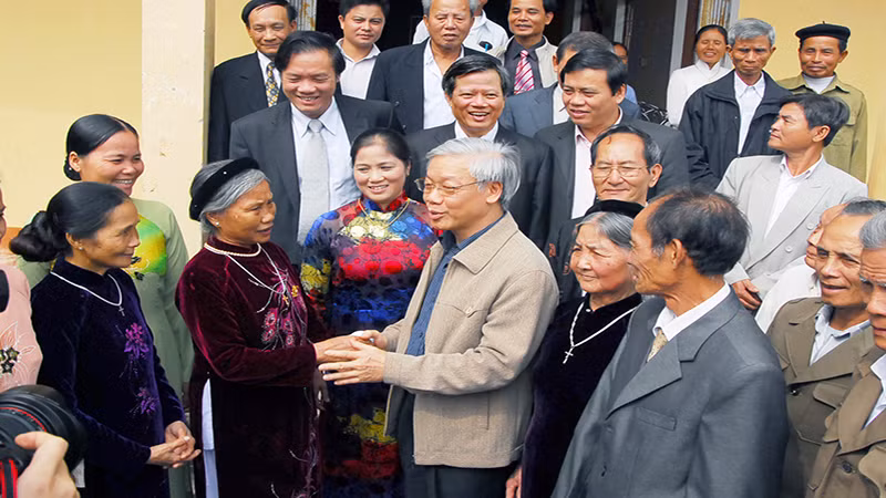 Chủ tịch Quốc hội Nguyễn Phú Trọng thăm nhân dân thôn Đồng Phú xã Liên Sơn năm 2008.
