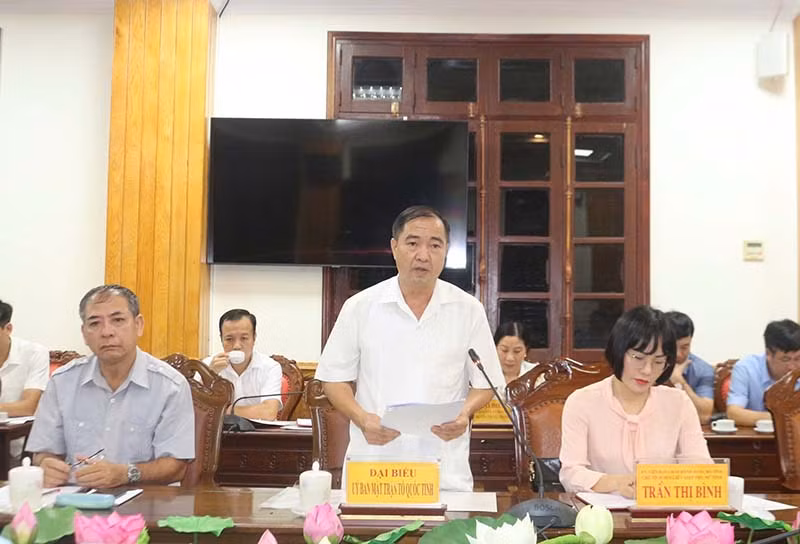 Đại diện Ủy ban Mặt trận Tổ quốc tỉnh Hà Nam tham gia ý kiến tại tọa đàm.