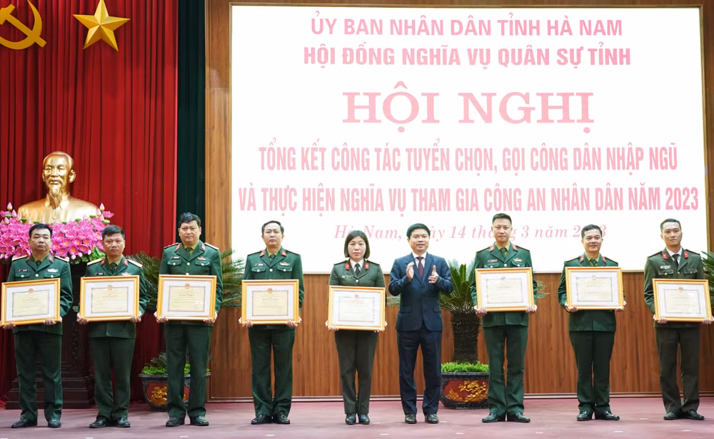 Các tập thể, cá nhân có thành tích xuất sắc trong công tác tuyển chọn, gọi công dân nhập ngũ năm 2023 được Chủ tịch Ủy ban nhân dân tỉnh Hà Nam biểu dương, khen thưởng tại hội nghị.