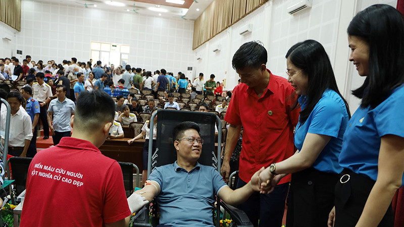 Các tình nguyện viên tham gia hiến máu.
