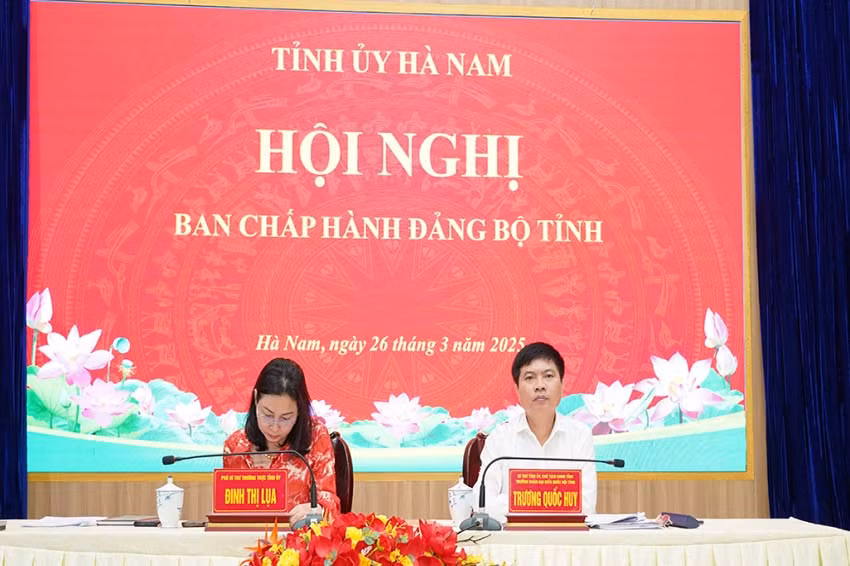 Các đồng chí Thường trực Tỉnh ủy chủ trì hội nghị.