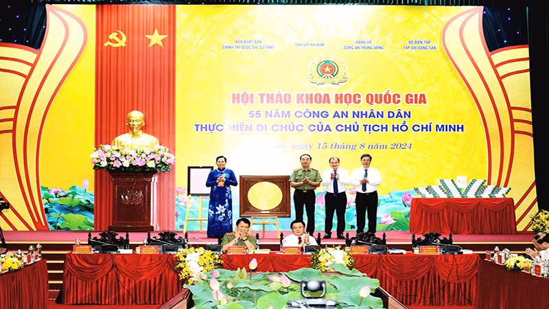 Đồng chí Lê Thị Thủy, Bí thư Tỉnh ủy Hà Nam tặng quà cho Ban tổ chức Hội thảo.