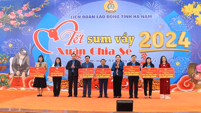 Chủ tịch Tổng Liên đoàn Lao động Việt Nam và Bí thư Tỉnh ủy Hà Nam trao tặng biển tượng trưng kinh phí hỗ trợ xây dựng nhà "Mái ấm Công đoàn" cho Liên đoàn lao động các huyện, thị xã, thành phố và Công đoàn các khu công nghiệp tỉnh. Chủ tịch Tổng Liên đoàn Lao động Việt Nam và Bí thư Tỉnh ủy Hà Nam trao tặng biển tượng trưng kinh phí hỗ trợ xây dựng nhà "Mái ấm Công đoàn" cho Liên đoàn lao động các huyện, thị xã, thành phố và Công đoàn các khu công nghiệp tỉnh.