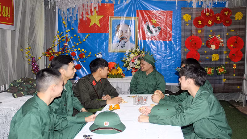 Các thanh niên trao đổi, giao lưu trước ngày lên đường.