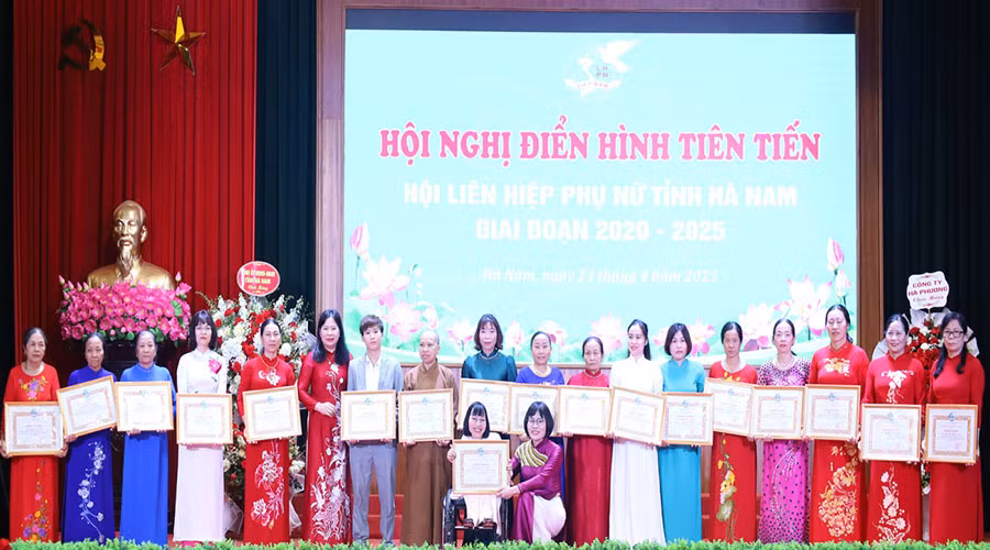 Các cá nhân có thành tích xuất sắc được nhận Bằng khen của Hội Liên hiệp Phụ nữ tỉnh Hà Nam.