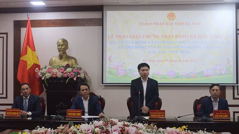 Đồng chí Trương Quốc Huy, PHó Bí thư tỉnh ủy, Chủ tịch Ủy ban nhân dân, Trưởng đoàn Đại biểu Quốc hội tỉnh Hà Nam phát biểu tại hội nghị. Đồng chí Trương Quốc Huy, PHó Bí thư tỉnh ủy, Chủ tịch Ủy ban nhân dân, Trưởng đoàn Đại biểu Quốc hội tỉnh Hà Nam phát biểu tại hội nghị.