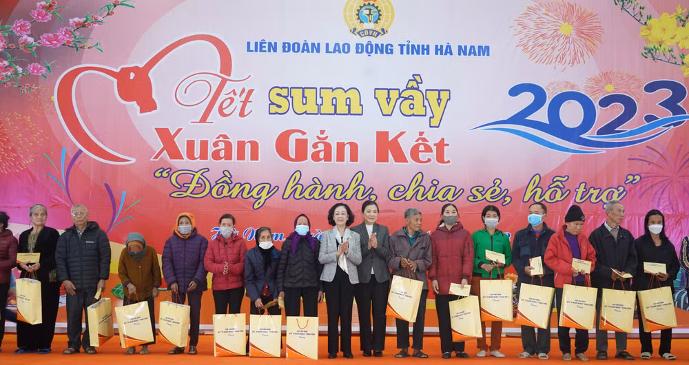 Đồng chí Trưởng Ban Tổ chức Trung ương tặng quà cho công nhân, người lao động nghèo.