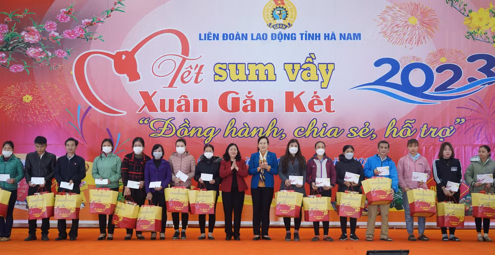 Đồng chí Trưởng Ban Dân Vận Trung ương và Bí Thư tỉnh ủy Hà Nam tặng quà cho các công nhân nghèo tỉnh Hà Nam.