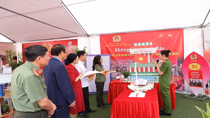 Ban giám khảo tổ chức chấm thi phần trưng bày sách.
