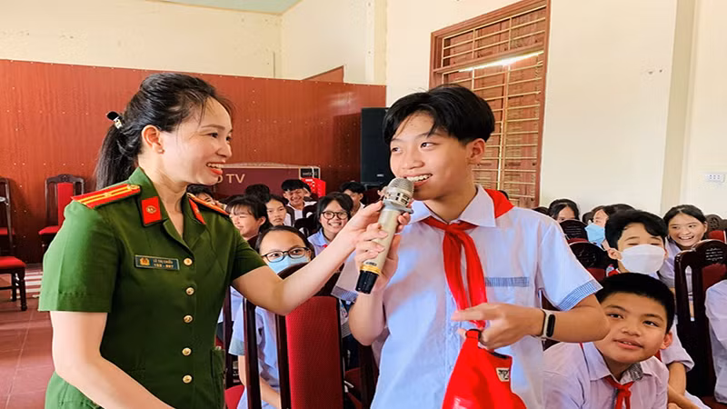 Ban Thanh niên Công an tỉnh tổ chức tuyên truyền về tác hại của ma túy tại Trường THCS xã Tiến Thắng (Lý Nhân).