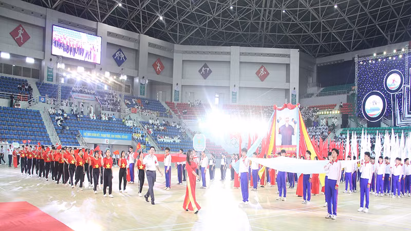 Đoàn các vận động viên đến từ các trường THPT và Phòng Giáo dục và Đào tạo các huyện, thị xã, thành phố diễu hành qua lễ đài.
