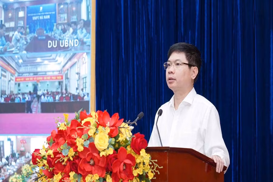 Đồng chí Trương Quốc Huy, Bí thư Tỉnh ủy, Chủ tịch Ủy ban nhân dân tỉnh, Trưởng Đoàn đại biểu Quốc hội tỉnh phát biểu tại hội nghị.