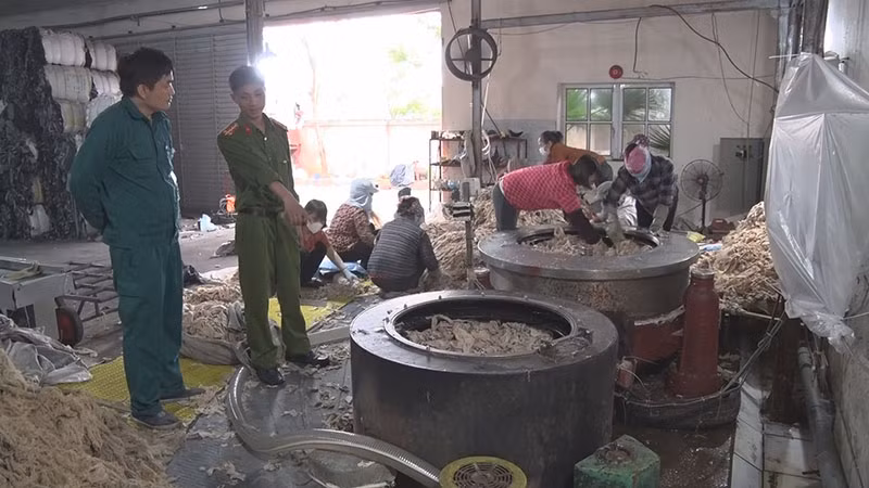 Cơ quan Công an kiểm tra quy trình sản xuất của Công ty trách nhiệm hữu hạn dệt may Vũ Băng.