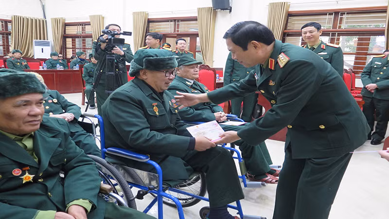 Thượng tướng Nguyễn Tân Cương thăm, tặng quà chúc Tết tại Trung tâm thương binh Duy Tiên.