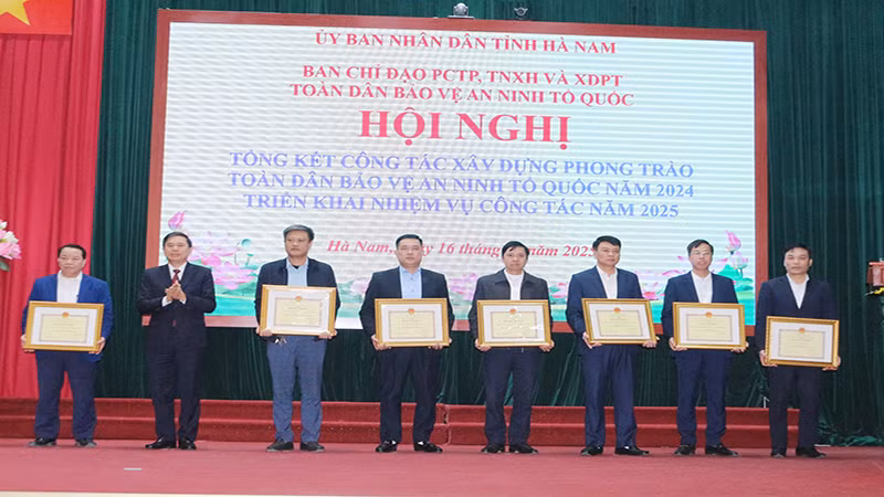 Các tập thể, cá nhân có thành tích xuất sắc trong xây dựng phong trào toàn dân bảo vệ an ninh Tổ quốc năm 2024 được Chủ tịch Ủy ban nhân dân Hà Nam tặng Bằng khen.