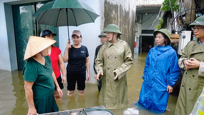 Đồng chí Lê Thị Thủy đến các khu dân cư đang bị ngập lụt do mưa lũ để thăm hỏi, động viên người dân.