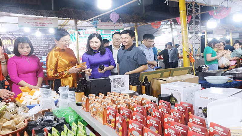 Đồng chí Lê Thị Thủy, Ủy viên Trung ương Đảng, Bí thư Tỉnh ủy cùng đồng chí, Phó Bí thư Thường trực Tỉnh ủy Hà Nam tham quan các gian hàng trưng bày.