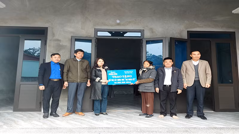 Đại diện Mặt trận Tổ quốc huyện Kim Bảng trao kinh phí hỗ trợ xây dựng nhà Đại đoàn kết của Báo Nhân Dân, Tập đoàn Dầu khí Việt Nam cho gia đình bà Trương Thị Lự, thôn Phương Xá, xã Đồng Hóa, huyện Kim Bảng.