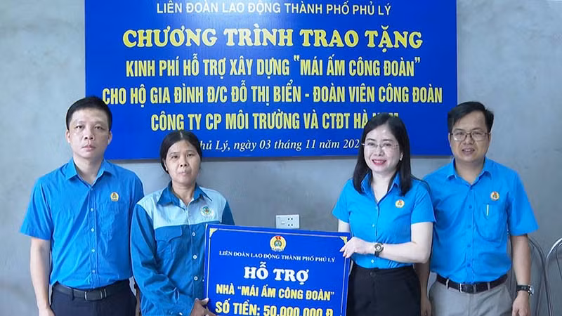 Đại diện lãnh đạo Liên đoàn Lao động tỉnh Hà Nam và thành phố Phủ Lý trao kinh phí hỗ trợ xây "Mái ấm Công đoàn".