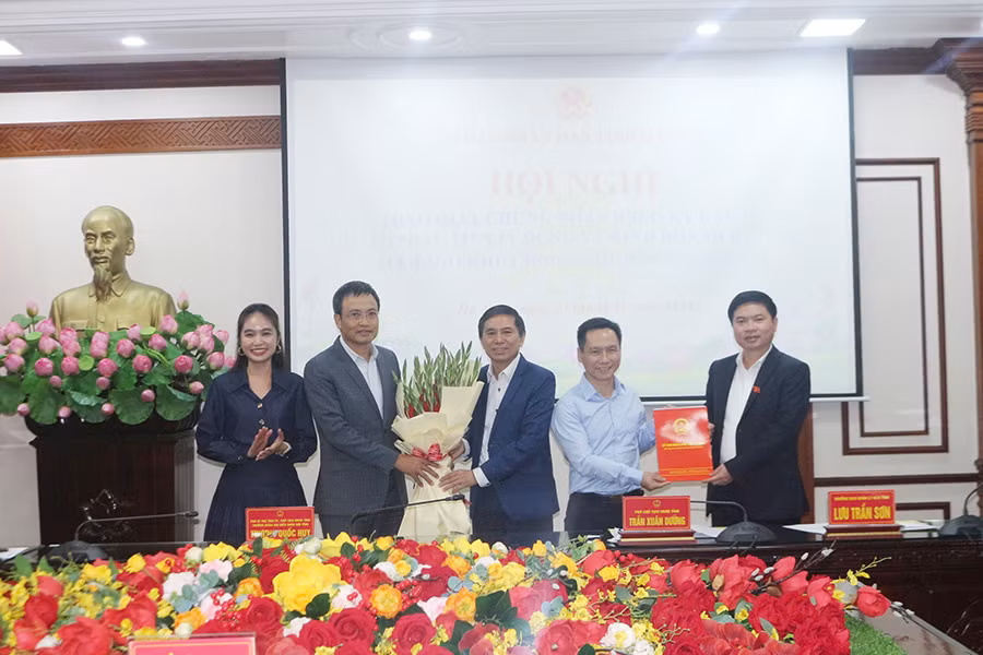 Các đồng chí lãnh đạo Ủy ban nhân dân tỉnh Hà Nam trao giấy chứng nhận đăng ký đầu tư dự án cho nhà đầu tư.